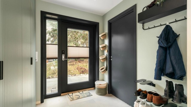 God entré med flislagt gulv og gulvvarme. Praktisk garderobeskap og mulighet for oppheng av tilsvarende opplegg for oppbevaring av sko/oppheng av jakker