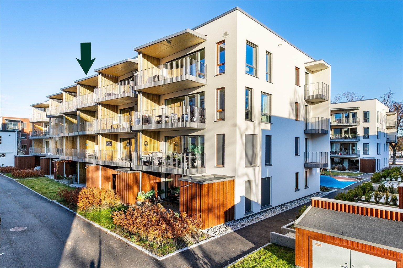 Leiligheten er gjennomgående i øverste etasje, med veranda vendt mot vest.