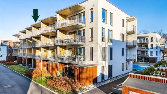 Leiligheten er gjennomgående i øverste etasje, med veranda vendt mot vest.