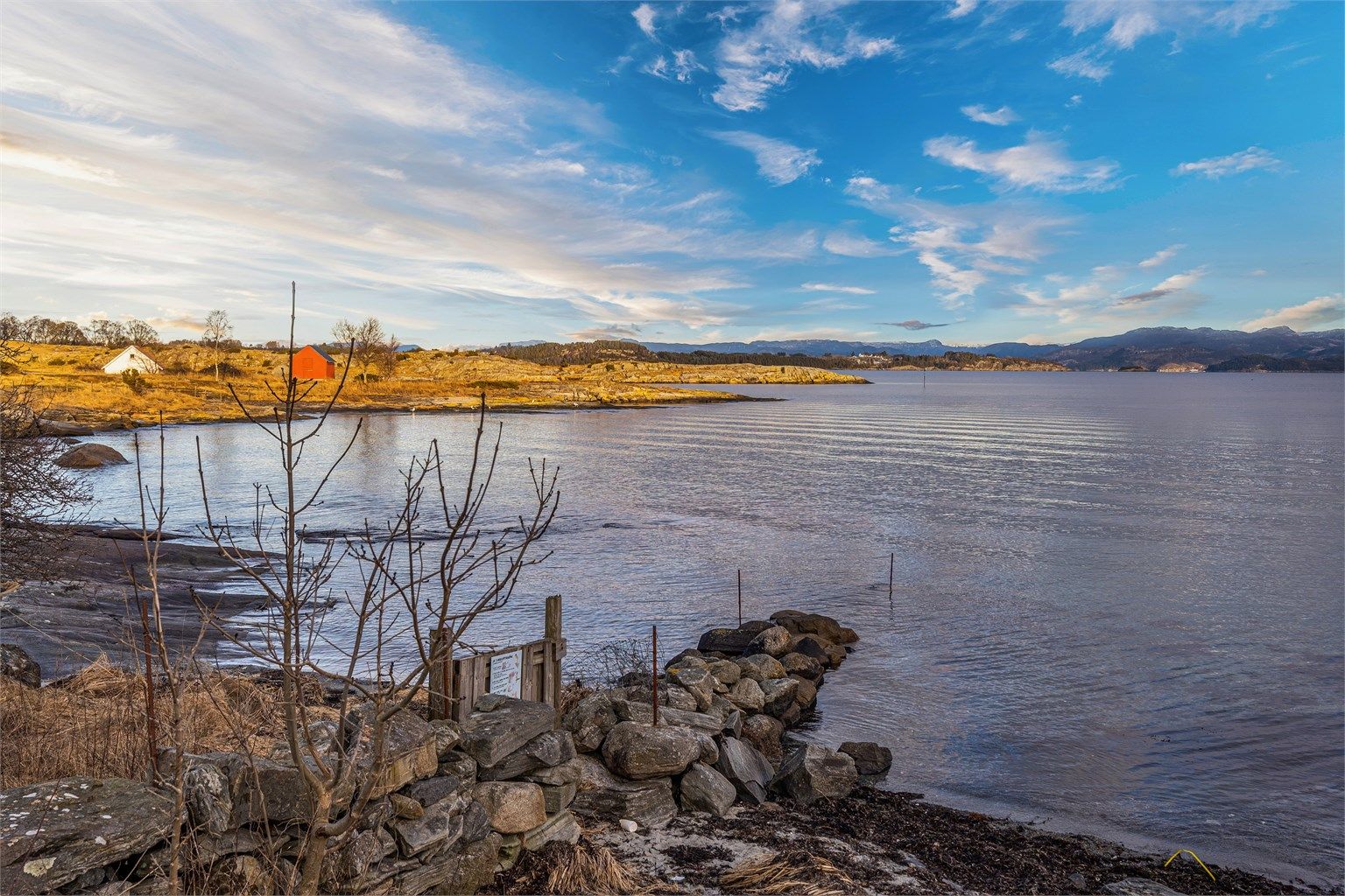 Her kan du gå tur langs sjøen og på svabergene og se på soloppgangen.