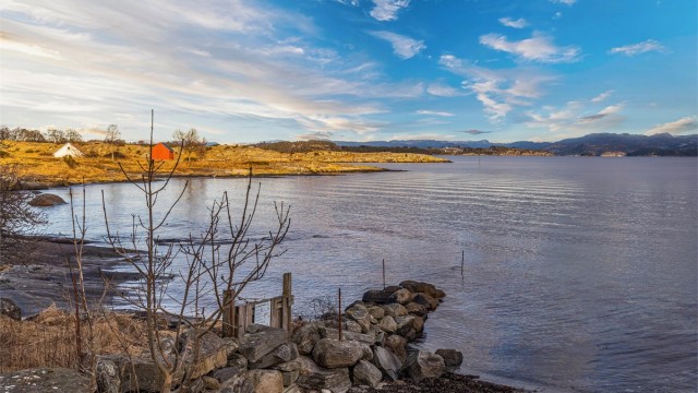 Her kan du gå tur langs sjøen og på svabergene og se på soloppgangen.