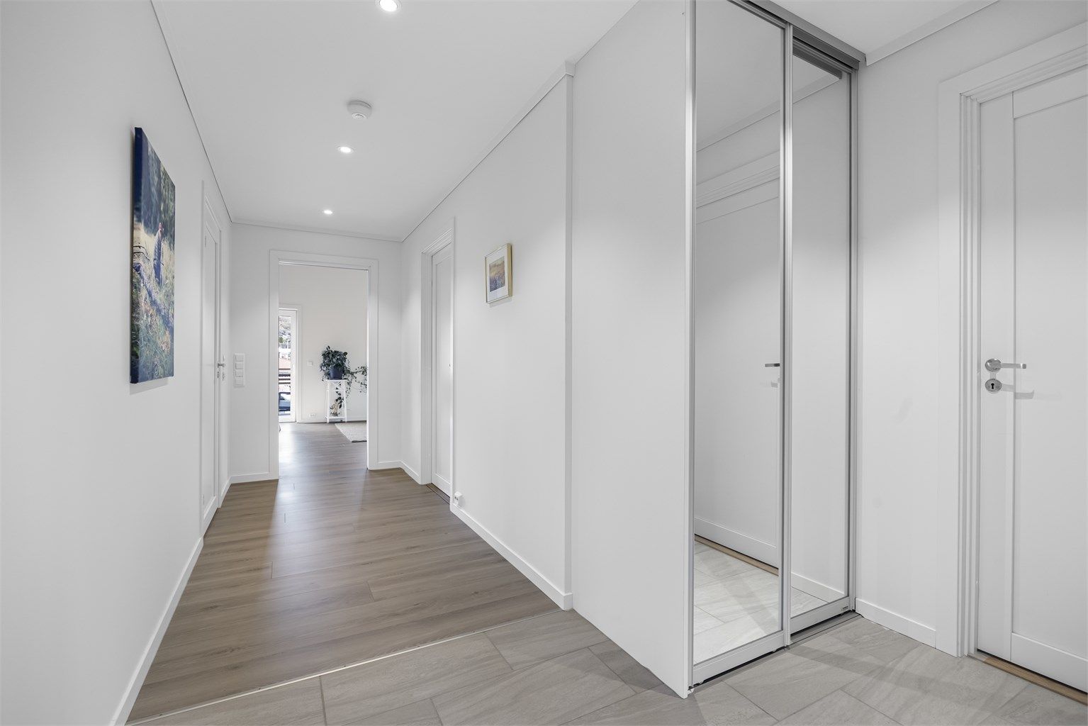 I gangen er det skyvedørsgarderobe og leiligheten er forøvrig terskelfri.