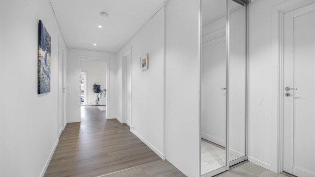 I gangen er det skyvedørsgarderobe og leiligheten er forøvrig terskelfri.