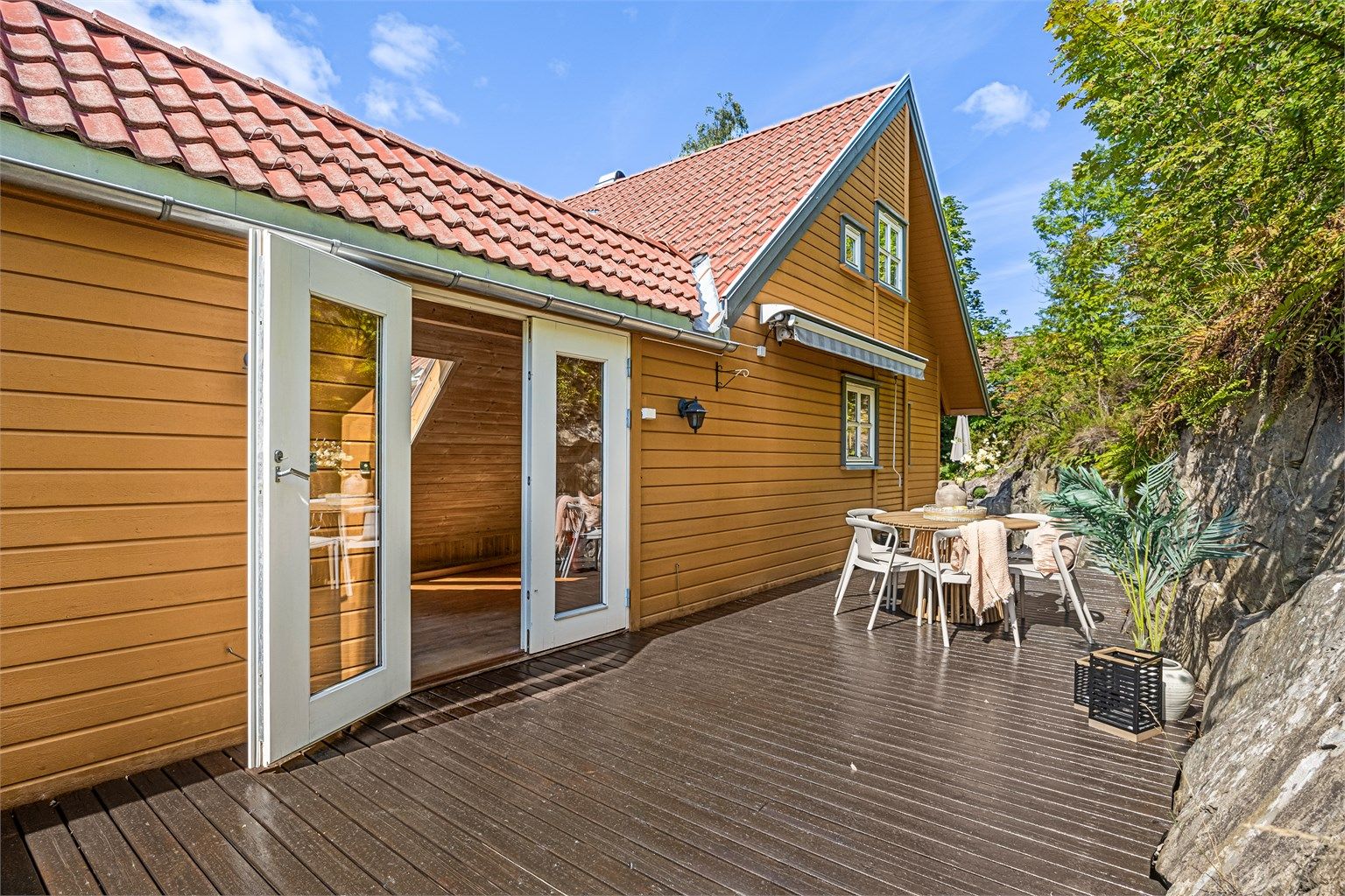 Østvendt terrasse på 27 m², terrassen er helt skjermet og frokosten/kaffen kan nytes her i morgensolen.
