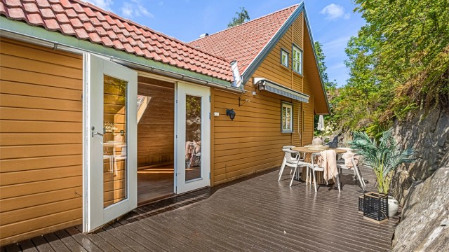 Østvendt terrasse på 27 m², terrassen er helt skjermet og frokosten/kaffen kan nytes her i morgensolen.