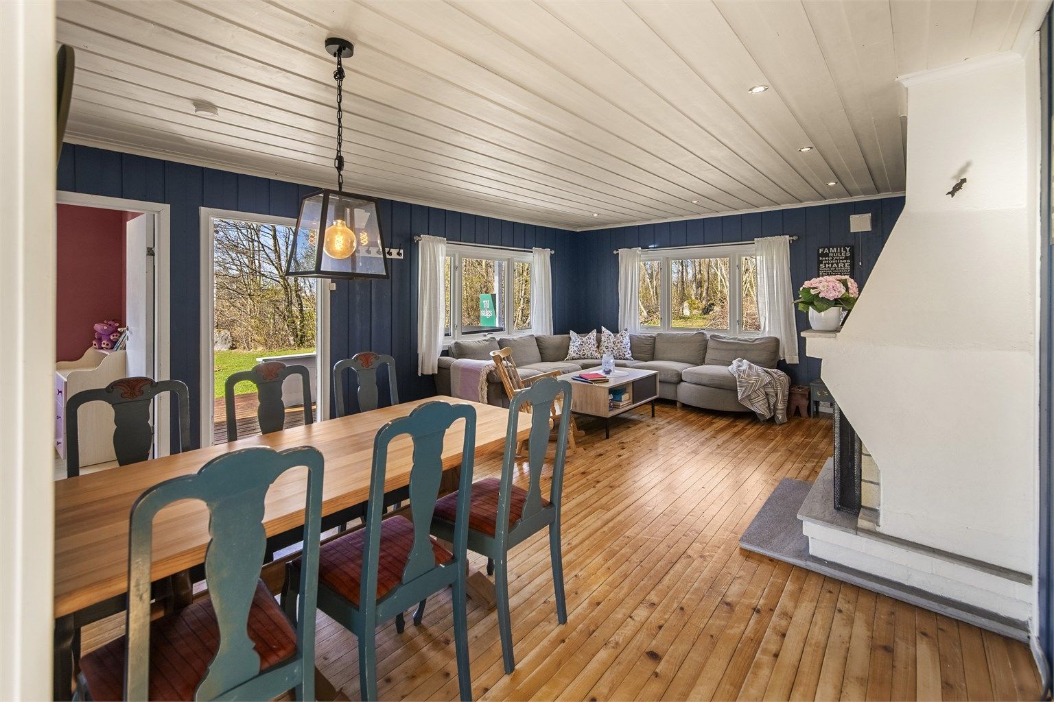 Stuen er et naturlig samlingspunkt med god plass til både sofakrok og en romslig spisestue for familie og venner.