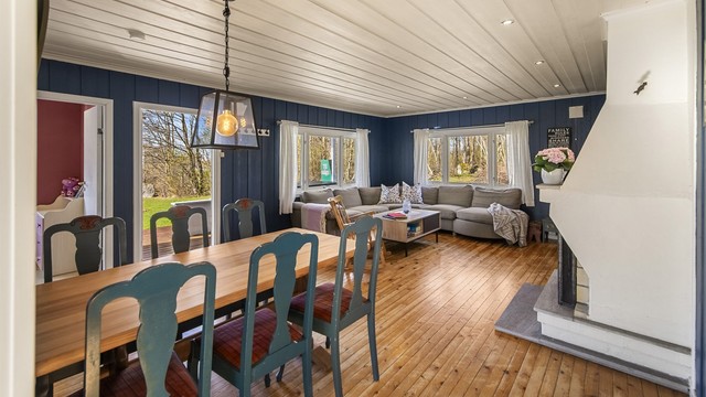 Stuen er et naturlig samlingspunkt med god plass til både sofakrok og en romslig spisestue for familie og venner.