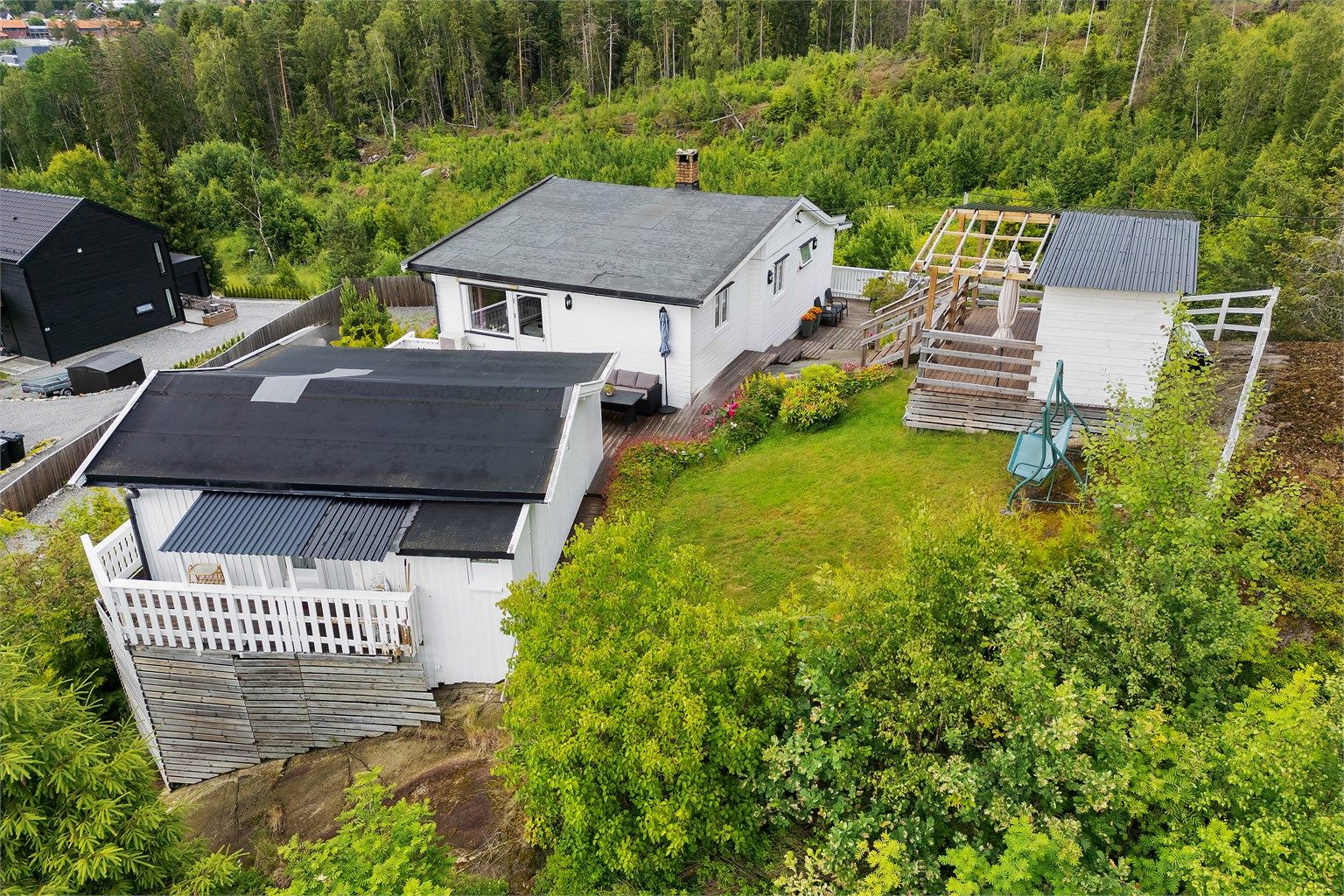 Det foreligger rammetillatelse som gjelder bruksendring fra fritidsbolig til enebolig, datert 30.10.2024