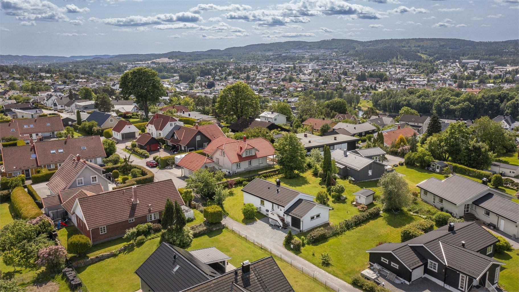 Den lille s
tikkveien inn til eiendommen er kommunal