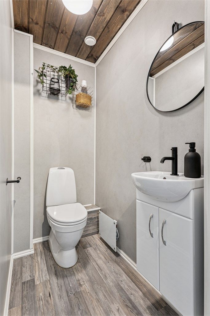 Det separate toalettrommet, som har blitt oppgradert i senere tid, gir en praktisk løsning i hverdagen.