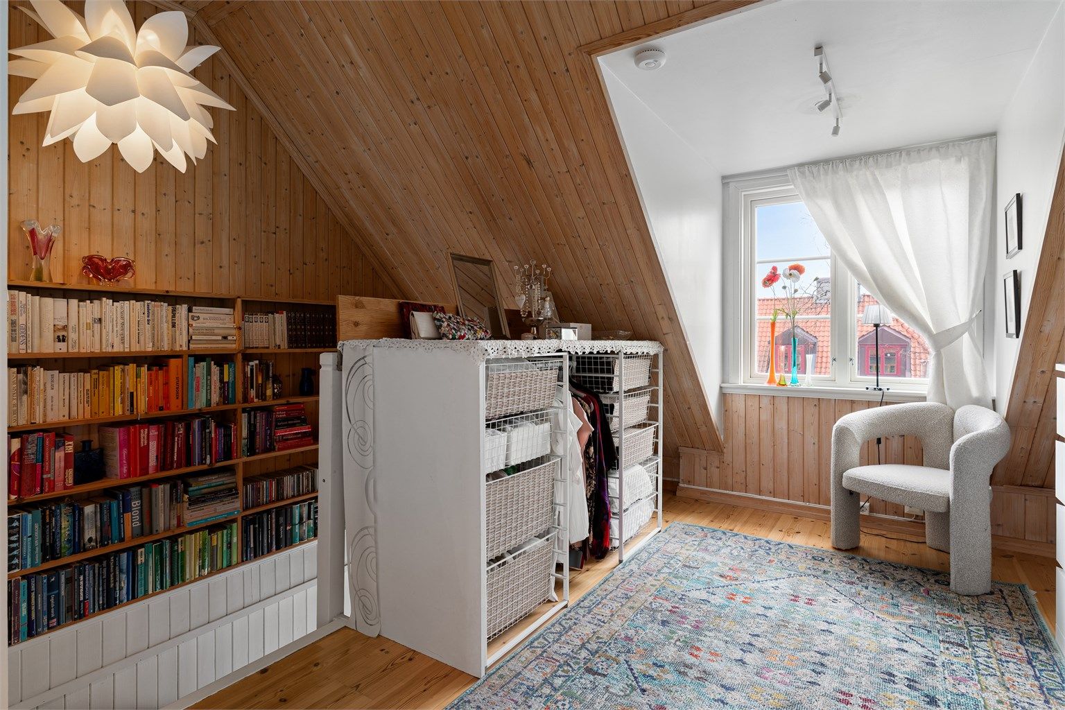 Loftet ble ferdigutbygget i 2000, med tilhørende store arker som gir romfølelse, gode vindusflater og fint lysinnslipp.