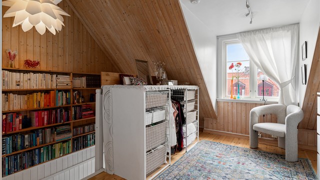 Loftet ble ferdigutbygget i 2000, med tilhørende store arker som gir romfølelse, gode vindusflater og fint lysinnslipp.