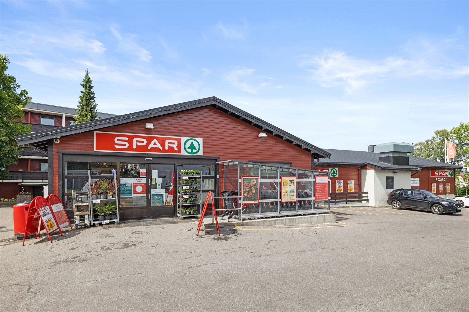 Nærbutikken Spar ligger kun få minutters gange fra leiligheten.