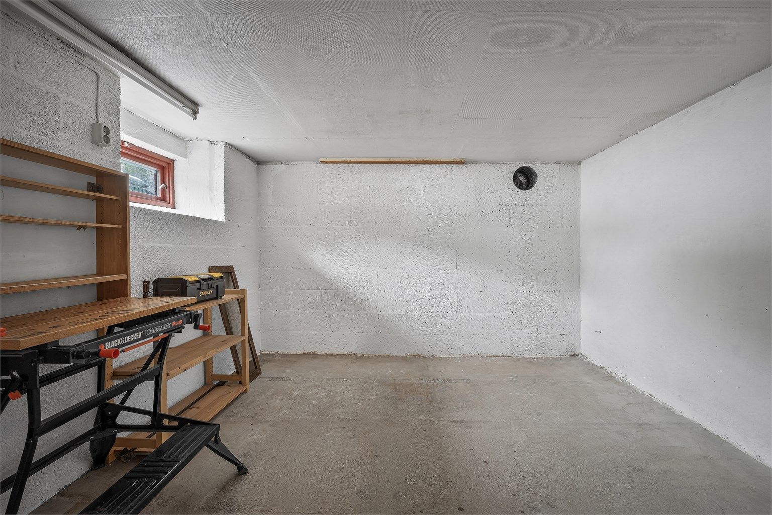 Det er 4 boder i kjelleren.