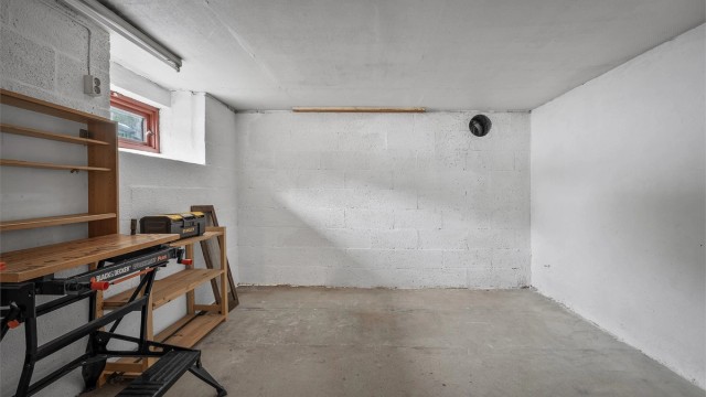 Det er 4 boder i kjelleren.