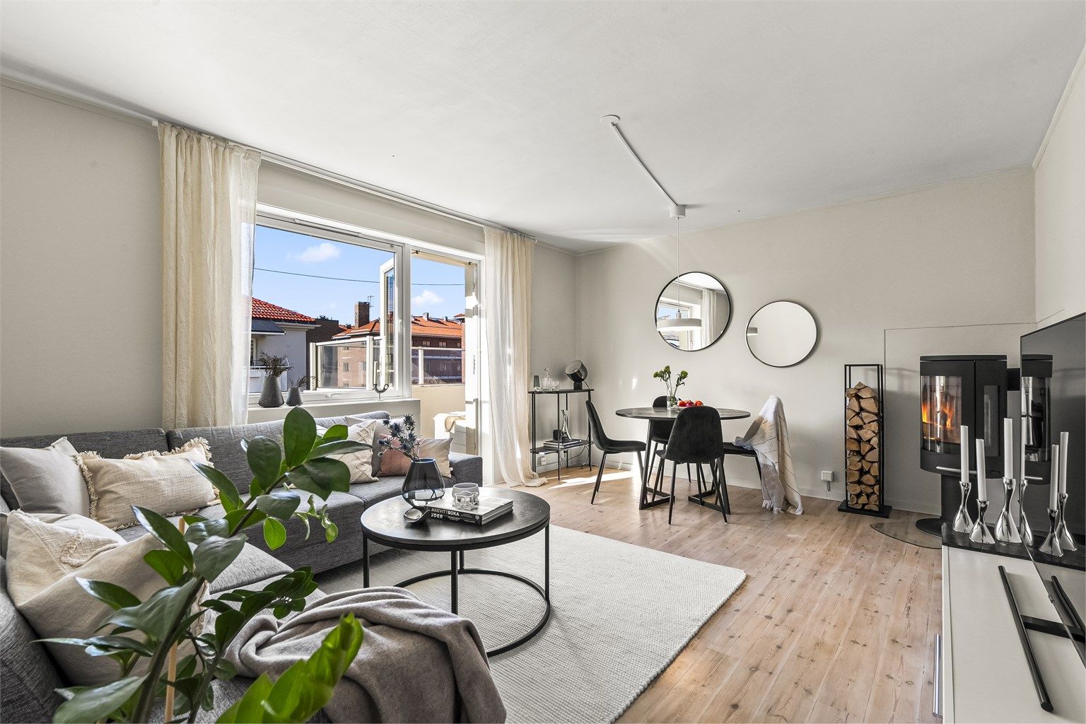 Romslig stue med utgang til balkong. God plass til sofagruppe og spisebord.