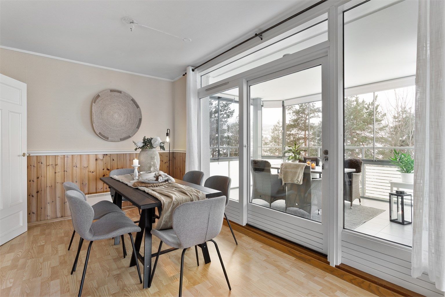 Utgang fra stuen til innglasset balkong