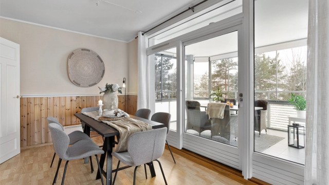 Utgang fra stuen til innglasset balkong