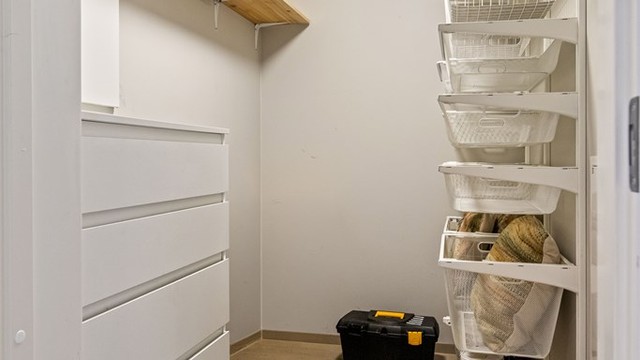 Leiligheten har en praktisk innvendig bod for ekstra oppbevaring.