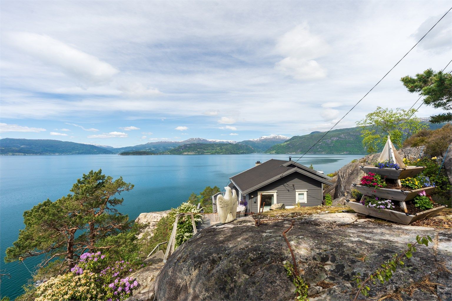 - En plass hvor du kan våkne til synet av fjellene som speiler seg i fjorden -