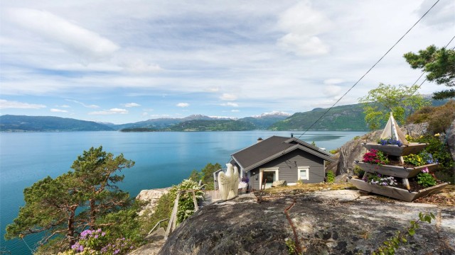 - En plass hvor du kan våkne til synet av fjellene som speiler seg i fjorden -