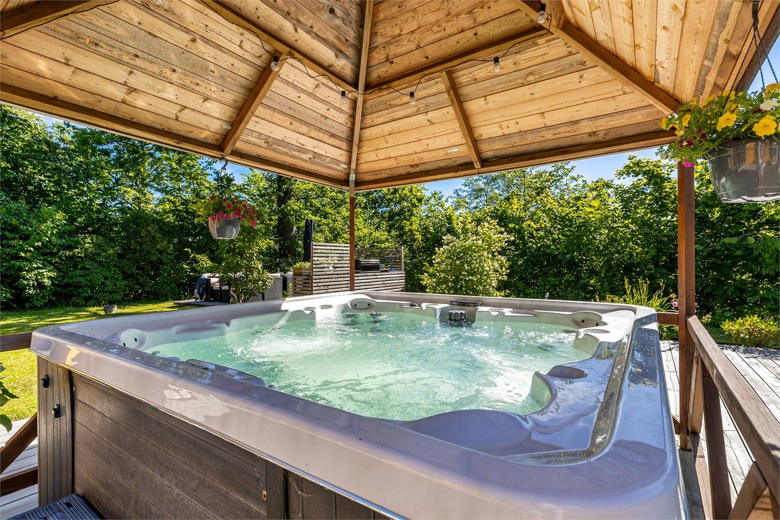 Jacuzzien innbyr til avslappende stunder i rolige omgivelser