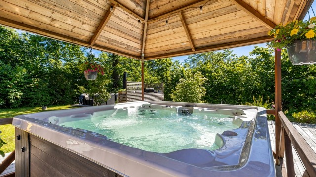 Jacuzzien innbyr til avslappende stunder i rolige omgivelser
