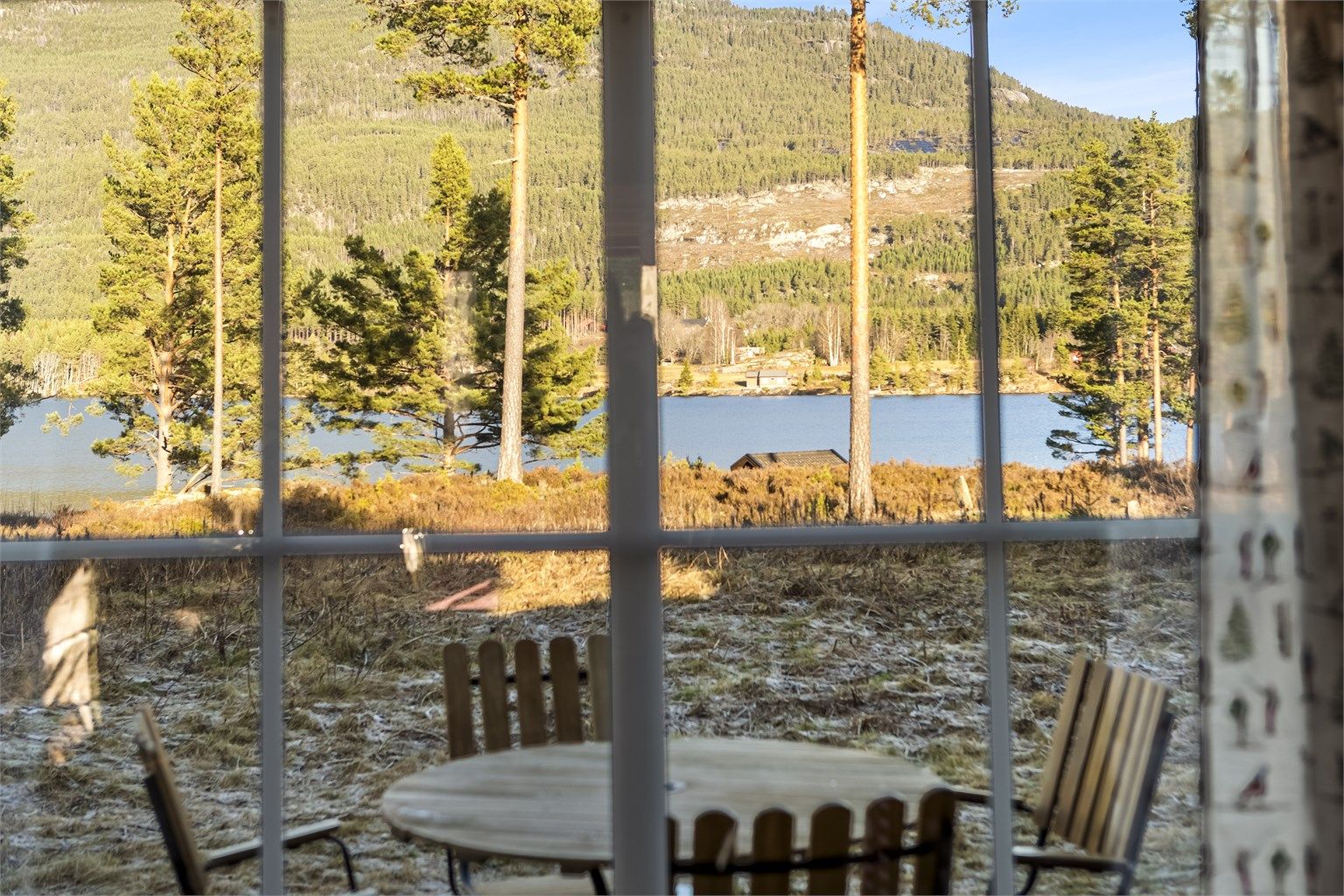 Fenomenal og uhindret utsikt til Mellomvatn og fjellkjedene