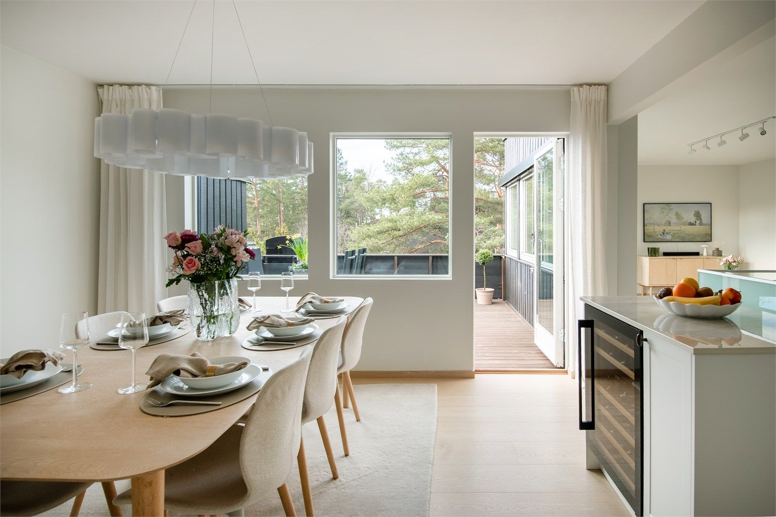 Fra spisestuen er det direkte utgang til terrassen, som utvider den sosiale sonen på varme dager.