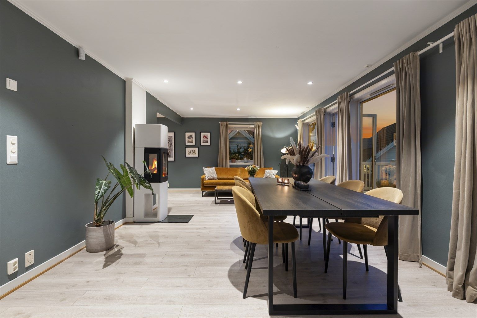 Stor stue med god plass til spisetue og flere sofagrupper  - Peis er godt å ha på kalde vinterdager 