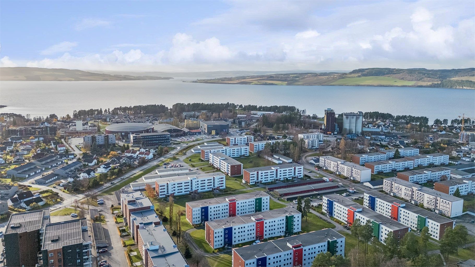 Det er gangavstand til dagligvarebutikker, barnehager, skoler og kjøpesenter, mens Hamar sentrum ligger ca. 2,5 km unna.