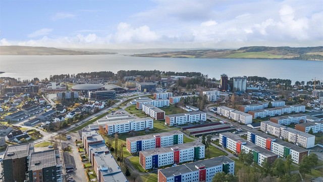 Det er gangavstand til dagligvarebutikker, barnehager, skoler og kjøpesenter, mens Hamar sentrum ligger ca. 2,5 km unna.