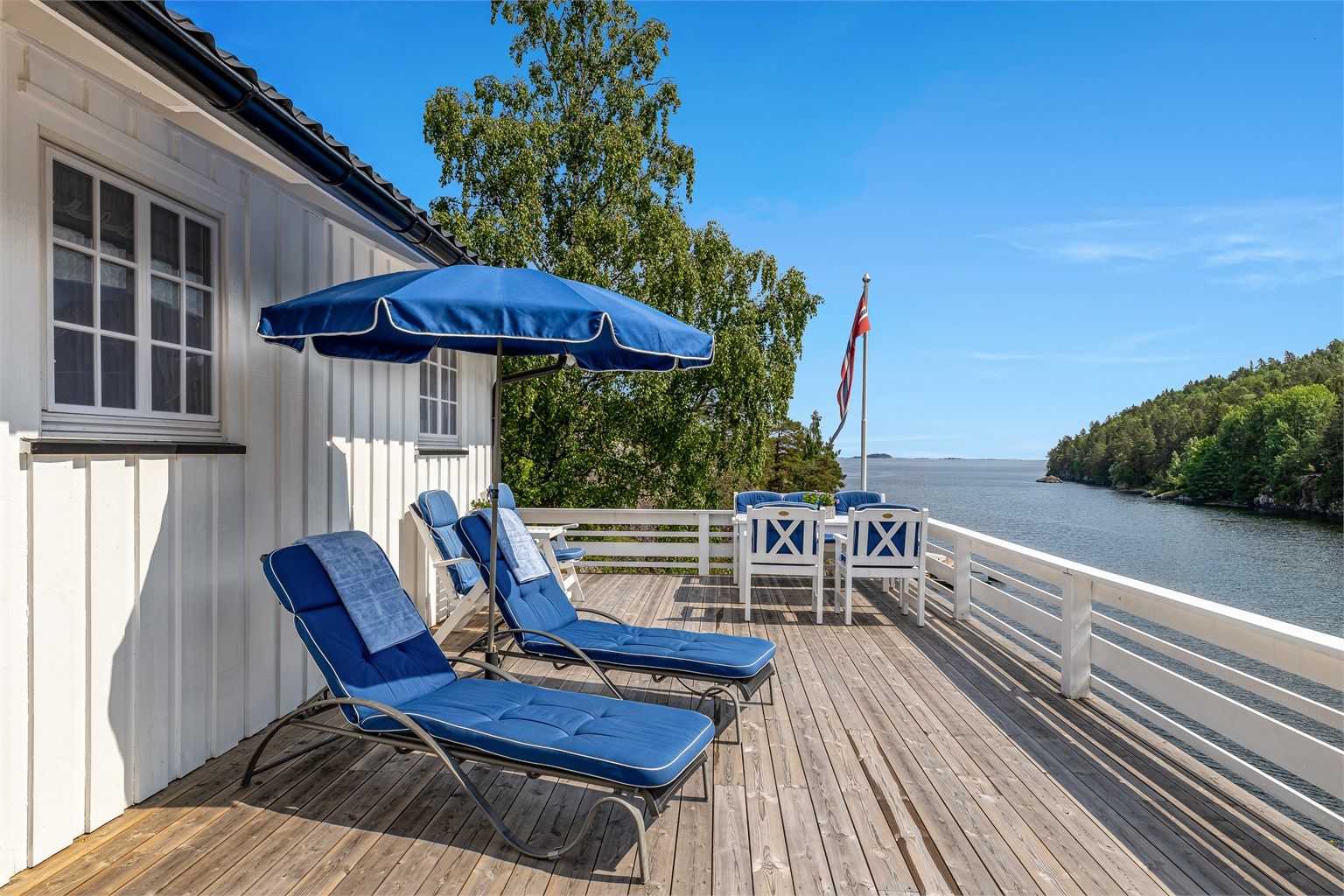 Fra denne uteplassen er det vakker utsikt utover sjøen.