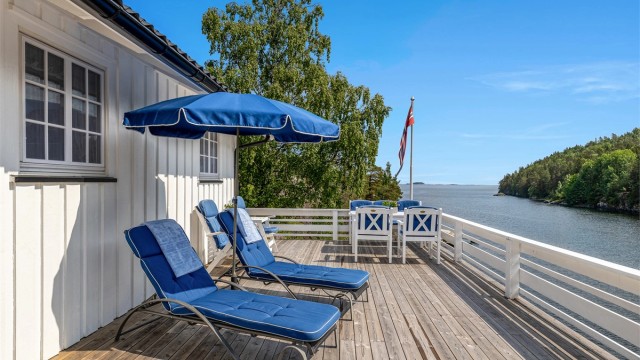 Fra denne uteplassen er det vakker utsikt utover sjøen.