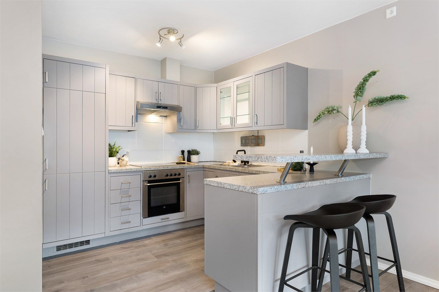 Kjøkken er stilrent med praktisk utforming. 