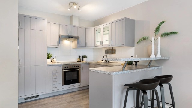 Kjøkken er stilrent med praktisk utforming.