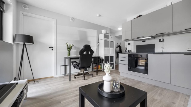 Arealeffektiv kjøkkenløsning med glatte fronter og benkeplate i laminat. Kjøkkenet er fra HTH.