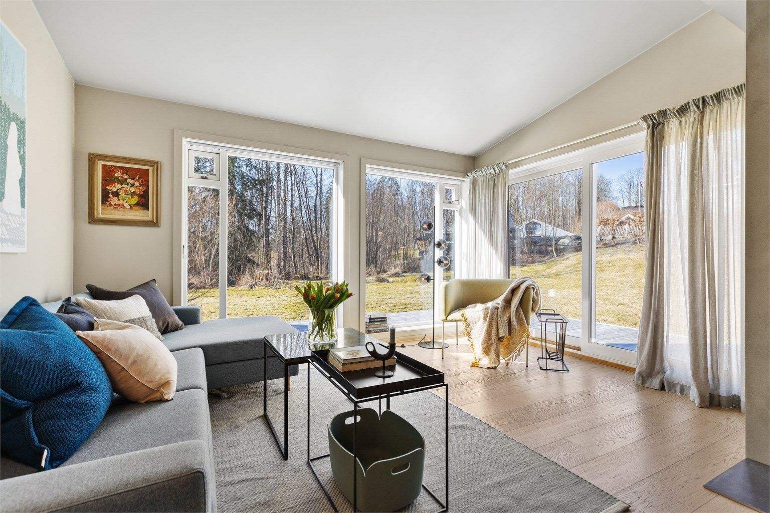 Lys og luftig stue med god plass til sittegruppe og TV-område. Store vindusflater og skyvedører ut mot markterrassen og hagen. I stuen er det en flott, integrert peis for ekstra varme og hygge på kjølige dager.