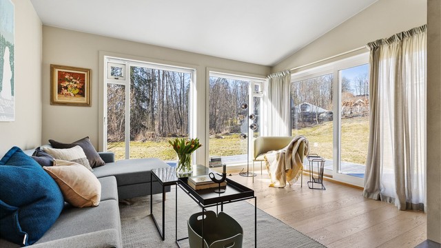 Lys og luftig stue med god plass til sittegruppe og TV-område. Store vindusflater og skyvedører ut mot markterrassen og hagen. I stuen er det en flott, integrert peis for ekstra varme og hygge på kjølige dager.
