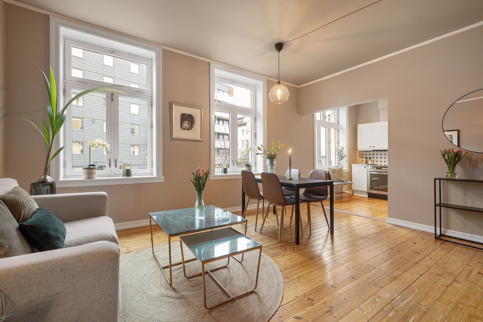 Velkommen til Hagegata 39A - en lys og romslig 2-roms - sentralt beliggende på Tøyen, full av skjulte perler!