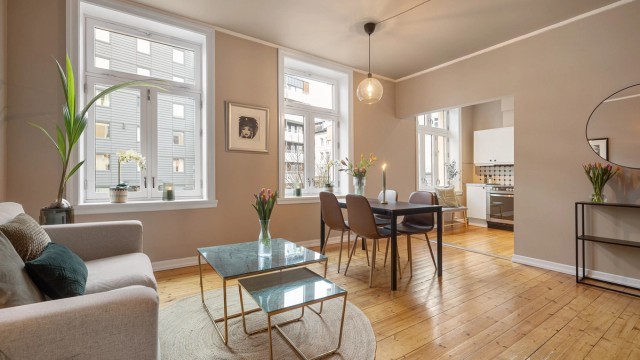 Velkommen til Hagegata 39A - en lys og romslig 2-roms - sentralt beliggende på Tøyen, full av skjulte perler!