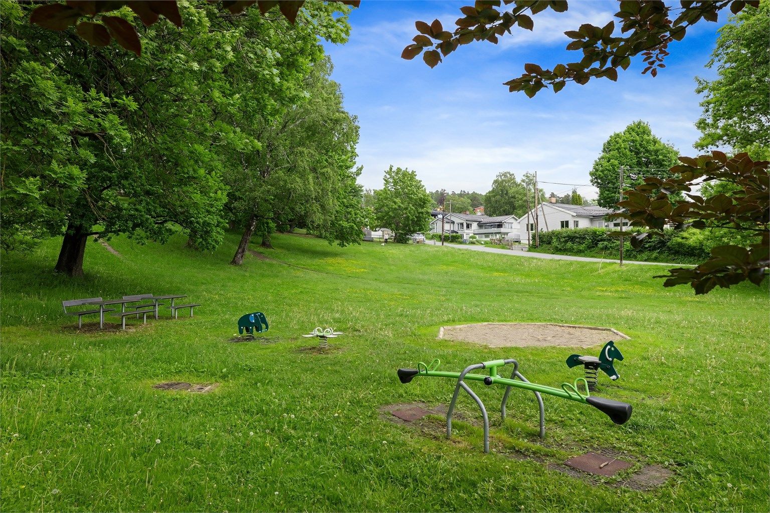 Nærområdet byr på fine grøntområder og lekeplasser.