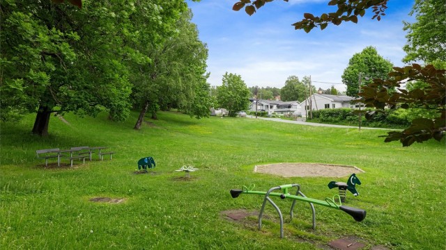Nærområdet byr på fine grøntområder og lekeplasser.