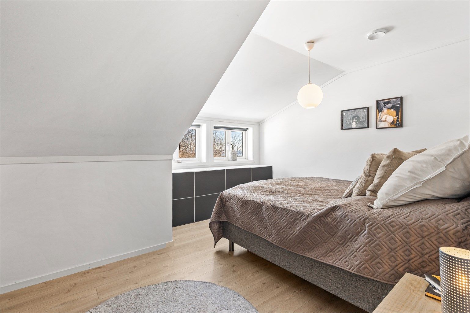 I loftsetasjen er det tre soverom av god størrelse. Plass til dobbeltseng og garderobeskap i alle. (Soverom 1)