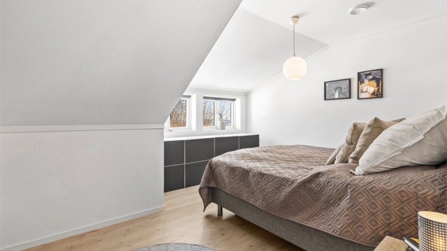 I loftsetasjen er det tre soverom av god størrelse. Plass til dobbeltseng og garderobeskap i alle. (Soverom 1)