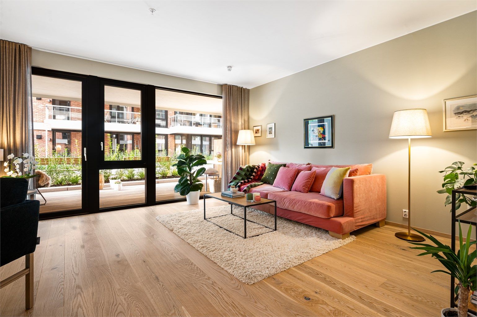 Stuen er romslig med god planløsning, og kan enkelt innredes med sofa og tilhørende salongbord, samt TV-seksjon og annet ønskelig stuemøblement. 