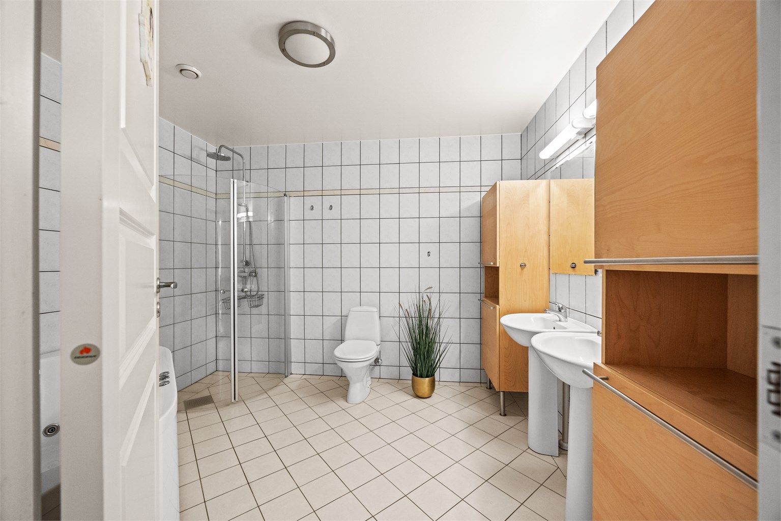 Badet har flislagte overflater og er utstyrt med varmekabler i gulvet.
