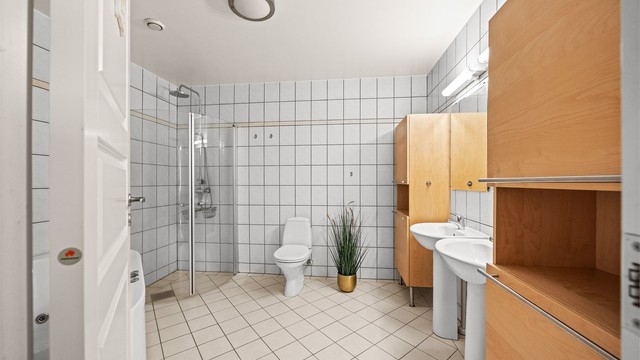 Badet har flislagte overflater og er utstyrt med varmekabler i gulvet.