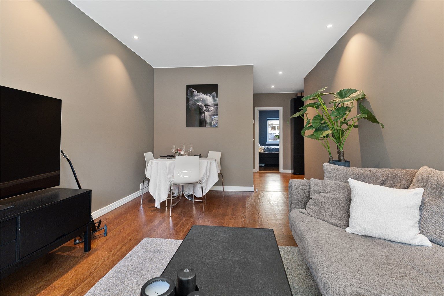 Stuen har en åpen og sosial utforming med naturlig plassering for en spisegruppe.