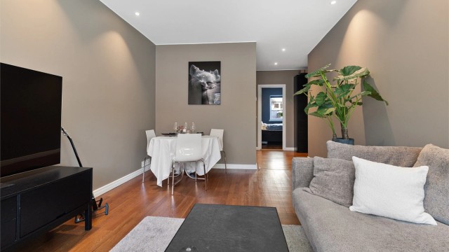 Stuen har en åpen og sosial utforming med naturlig plassering for en spisegruppe.